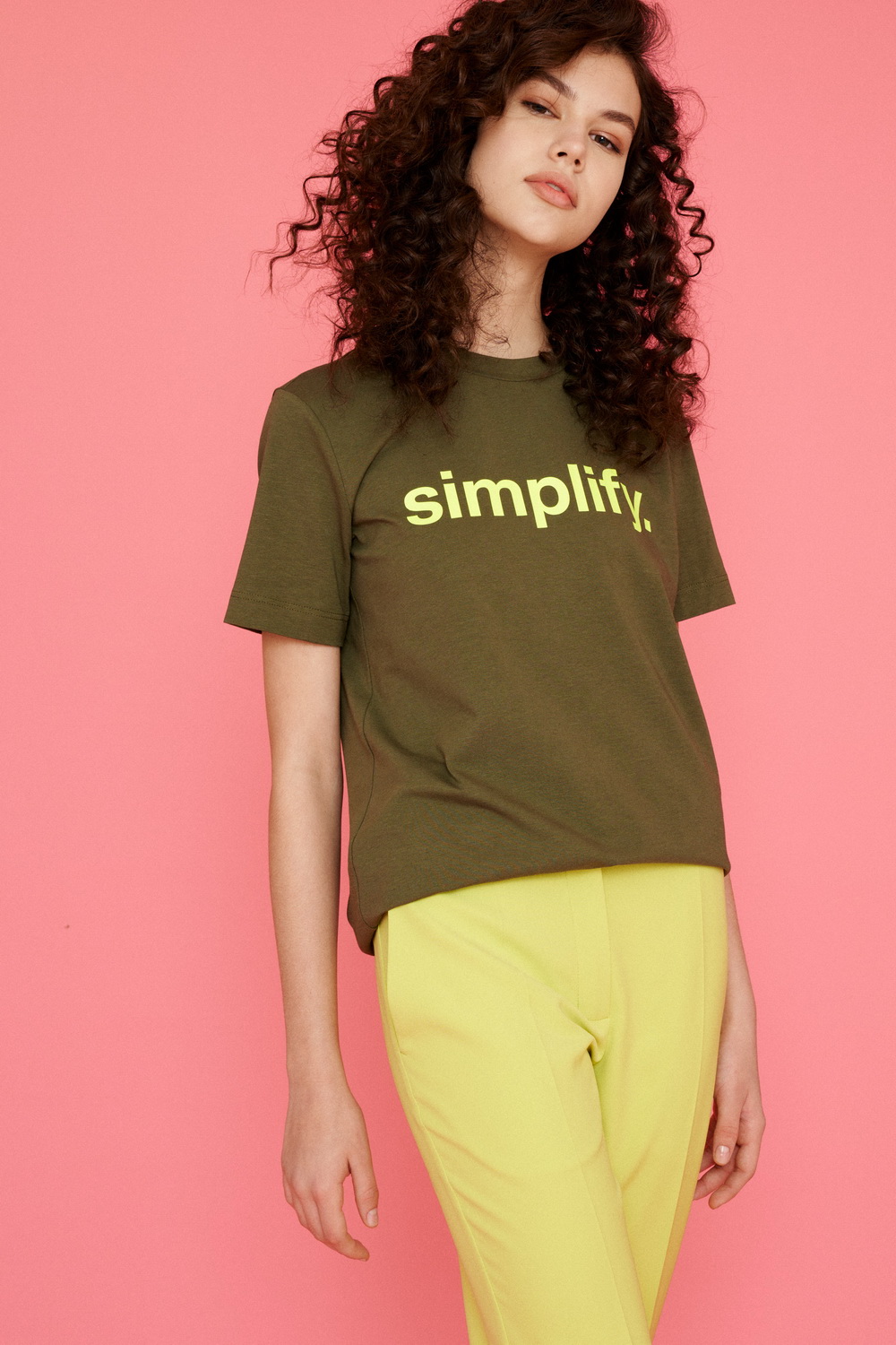 Хлопковая футболка цвета хакки с принтом Simplify